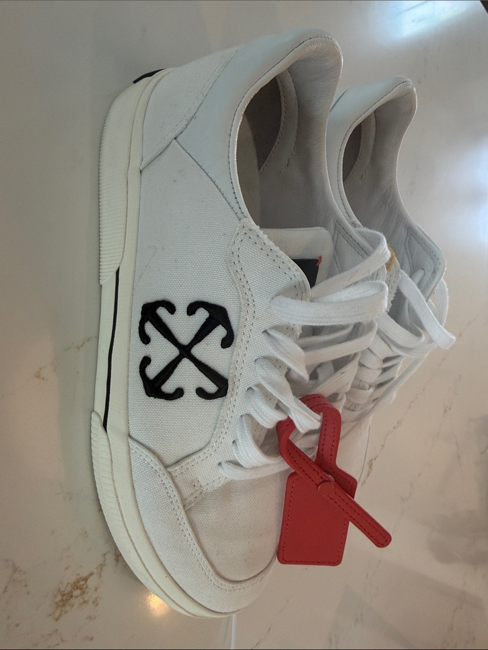 Off-White White Canvas Low-Top Sneakers with Black Arrow Logo and Red Tag